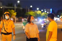 Ảnh chụp lại người phụ nữ trong video đang được chia sẻ, về trường hợp chở thực phẩm cho nhân viên và người nhà cũng bị phạt vì ra đường không có lý do chính đáng 