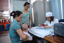 Các bà mẹ rất quan tâm đến việc tiêm vắc xin để phòng bệnh cho trẻ 