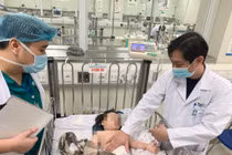 Bác sĩ khám cho bé H. sau khi ngã từ tầng 12 chung cư (Ảnh - BV) 