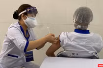 Với vaccine phòng COVID-19 của AstraZeneca sử dụng lần này, mỗi người trên 18 tuổi sẽ được tiêm 2 mũi vaccine, mũi thứ hai cách mũi thứ nhất 12 tuần với liều lượng 0,5ml, tiêm bắp.