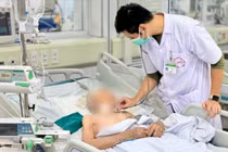 Cảnh báo: Nhiều cụ già nhập viện vì tắm muộn, thời tiết lạnh đột ngột