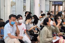 Bệnh nhân có thẻ BHYT đi khám và điều trị sẽ rất thiệt thòi khi các bệnh viện thiếu thuốc và vật tư y tế
