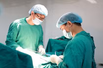 Bác sĩ Bệnh viện Da liễu Trung ương xử lý cho một bệnh nhân bị biến chứng Bác sĩ Bệnh viện Da liễu Trung ương