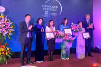 Phó Chủ tịch nước Đặng Thị Ngọc Thịnh và GS. Châu Văn Minh - Chủ tịch Viện Hàn lâm Khoa học và Công nghệ Việt Nam trao Giải thưởng L’Oreál – UNESCO "Vì sự phát triển phụ nữ trong khoa học" cho 3 nhà khoa học nữ xuất sắc năm 2019 
