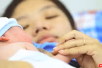 Trẻ sơ sinh ở Bệnh viện đa khoa Trần Văn Thời - Cà Mau được thực hành hành nuôi con da kề da bằng sữa mẹ.
