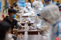 Lực lượng y tế Đà Nẵng khám sàng lọc đối với người dân trước khi tiêm vaccine phòng COVID-19