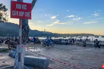 Bất chấp biển cấm họp chợ và lệnh cấm tụ tập đông người trên biển, chợ vẫn ngang nhiên họp tại khu vực biển Thọ Quang (Sơn Trà, Đà Nẵng)(Ảnh chụp lúc 6h ngày 27/6/2021) 