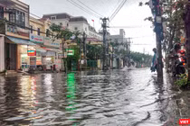 Đường Núi Thành biến thành sông sau cơn mưa ngày 18/10