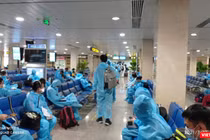 Người dân từ TP HCM đang làm thủ tục nhập cảnh tại sân bay Đà Nẵng