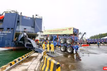 Thaco xuất lô hàng sơ mi rơ móc đi Mỹ tại Cảng Dung Quốc (Quảng Ngãi)