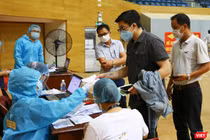 Lực lượng y tế Đà Nẵng kiểm tra dịch tễ người dân trước khi tiêm vaccine phòng COVID-19