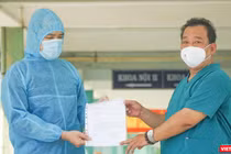 Bác sĩ Lê Thành Phúc, Giám đốc Bệnh viện Phổi Đà Nẵng trao giấy chứng nhận cho bệnh nhân BN 2982 trong buổi xuất viện diễn ra sáng ngày 21/5