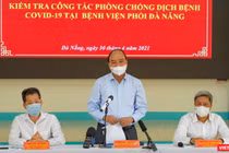Chủ tịch nước Nguyễn Xuân Phúc và đoàn công tác trong chuyến kiểm tra công tác phòng, chống dịch COVID-19 tại TP Đà Nẵng