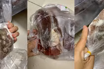 Thịt ngả màu xanh và bốc mùi bị người dân phản ánh