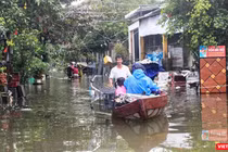 Người dân ở phường Phước Hòa (khu vực ven sông Tam Kỳ, TP Tam Kỳ, Quảng Nam) phải đi lại bừng xuồng trong sáng ngày 28/12 do mưa lớn kéo dài