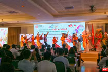 Sinh viên biểu diễn điệu múa truyền thống của Nhật Bản trong khuôn khổ Lễ hội giao lưu văn hóa Việt – Nhật và Ngày hội việc làm Nhật Bản 2021 lần thứ 6 tại Đại học Đông Á 
