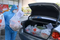 Một Shipper ở Đà Nẵng chuẩn bị hàng đi giao cho người mua