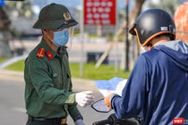 Lực lượng công an Đà Nẵng kiểm soát người điều khiển lưu thông trên đường trong thời gian giãn cách xã hội