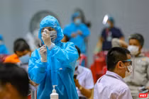 Lực lượng y tế Đà Nẵng tiêm vaccine phòng COVID-19 cho người dân
