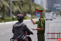 Lực lượng công an làm nhiệm vụ tại các chốt kiểm soát phòng dịch COVID-19 trên địa bàn TP Đà Nẵng