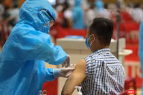 Lực lượng y tế tiêm vaccine phòng COVID-19 cho người dân trên địa bàn TP Đà Nẵng