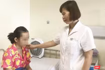 TS.BS. Đỗ Minh Loan thăm khám cho một bệnh nhân điều trị tại khoa.
