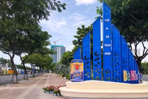Một biểu tượng checkin quảng cáo bia Larue phản cảm trên phố đi bộ Bạch Đằng (Đà Nẵng)
