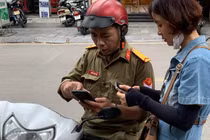 Cửa hàng ngừng bán, dân mua vàng 'sang tay' ngoài đường tấp nập như mua rau