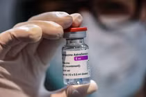Vaccine COVID-19 của AstraZeneca gây đông máu: Liệu có "thổi phồng" thông tin để trục lợi?