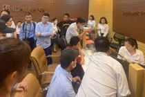 Người dân xếp hàng kín chờ mua vàng tại Agribank Chi nhánh Láng Hạ.