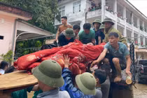 Các y bác sĩ bệnh viện Đa khoa Bảo Yên trắng đêm cấp cứu nạn nhân bị nạn. Ảnh: Bệnh viện Đa khoa huyện Bảo Yên.