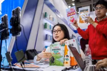 Trung Quốc hiện có tới hơn 15 triệu người livestream bán hàng chuyên nghiệp (Ảnh: Xinhua).