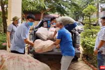 Các thành viên của CLB xe bán tải Bình Phước nhiệt tình hỗ trợ thu gom và chuyên chở nông sản để góp sức tổ chức “Chuyến xe nghĩa tình”.