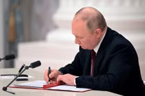 Ngày 21/2, Tổng thống Nga Putin đã kí lệnh công nhận nền độc lập của hai nước cộng hòa tự xưng ở đông Ukraine (Ảnh: AP).