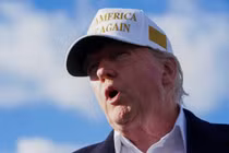 Tỷ lệ ủng hộ trong 100 ngày đầu nhiệm kỳ của ông Trump ở mức thấp nhất trong các đời tổng thống Mỹ 70 năm qua. Ảnh: Reuters.