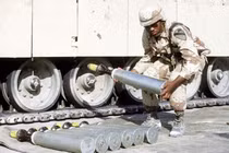 Đạn pháo M833 xuyên giáp uranium nghèo cở 105mm quân Mỹ sử dụng cho xe tăng trong Chiến dịch "Lá chắn Sa mạc" năm 1990 (Ảnh: Wiki).