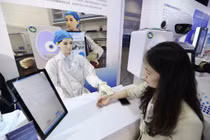 Robot Đông y thay thế các thầy lang bắt mạch kê đơn. Ảnh: VCG.