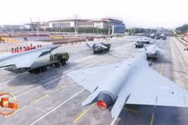 Đội hình UAV diễu qua Quảng trường Thiên An Môn. Hai chiếc phía sau là loại "UAV chiếm ưu thế trên không". Ảnh: Sohu.
