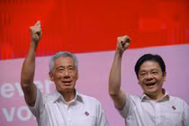 Thủ tướng Lý Hiển Long (trái) đã chọn ông Lawrence Wong làm người kế nhiệm. (Ảnh: ETtoday)