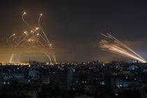 Tên lửa của Hamas phóng từ Dải Gaza (phải) và hệ thống Vòm Sắt phóng tên lửa đánh chặn (trái). Ảnh: AFP.