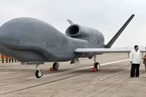 Nhà lãnh đạo Kim Jong-un trao đổi với quan chức hữu quan trước khi chiếc UAV bay thử nghiệm. Ảnh: Guancha.