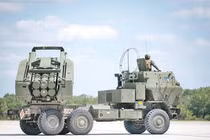 Ngày 23/6, Mỹ công bố viện trợ thêm 4 hệ thống phóng tên lửa nhiều nòng cơ động cao (HIMARS) cho Ukraine (Ảnh: Đông Phương).