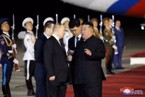 Nhà lãnh đạo Kim Jong-un ra sân bay đón Tổng thống Nga Putin (Ảnh: KCNA)