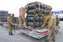 Các tổ hợp quân sự Mỹ mới là những người chiến thắng trong cuộc xung đột Nga-Ukraine. Ảnh: tên lửa chống tăng Javelin được ùn ùn đưa tới Ukraine (Ảnh: QQ).