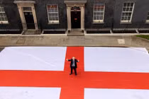 Hình ảnh Thủ tướng Boris Johnson dẫm chân lên quốc kì Anh để cổ vũ đội tuyển Anh khiến cư dân mạng Anh nổi giận (Ảnh: Twitter@BorisJohnson).