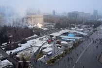 Biểu tình ở Kazakhstan biến thành bạo loạn. Sáng 5/1, người biểu tình tấn công đốt phá trụ sở chính quyền thành phố Almaty (Ảnh: AP).