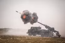 Hai khẩu pháo tự hành bánh lốp Caesar của Pháp viện trợ Ukraine đã bị lọt vào tay người Nga (Ảnh: Twitter).