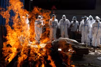 Do số người chết vì COVID-19 tăng nhanh nên các lò hỏa thiêu đều quá tải (Ảnh: Reuters)