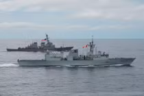 Hai tàu chiến của Mỹ và Canada lần đầu tiên phối hợp đi xuyên qua eo biển Đài Loan (Ảnh: Dwnews).