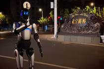 Robot Viễn Chinh A2 đi qua cầu đường bộ Vũ Ninh ở Thượng Hải. Ảnh: Qbitai.